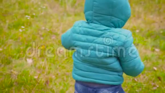 一只耳朵的老孩子穿过秋天的公园微笑着视频的预览图
