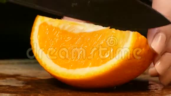 特写镜头橙用刀切开视频的预览图