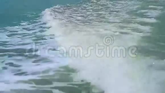 由发动机螺旋桨产生的波浪把水变成波浪并唤醒视频的预览图