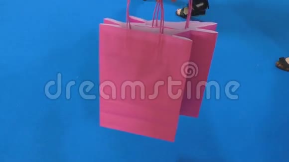 粉色购物袋和女人腿视频的预览图