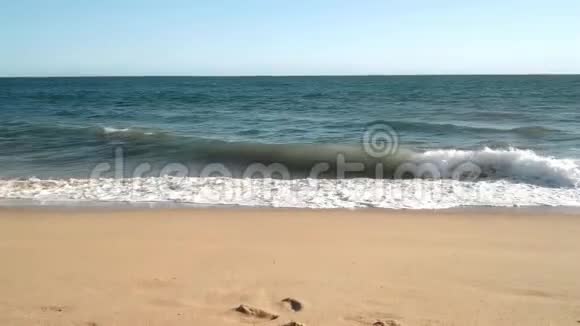 夏日的海浪在温暖的加利福尼亚海滩上拍打视频的预览图