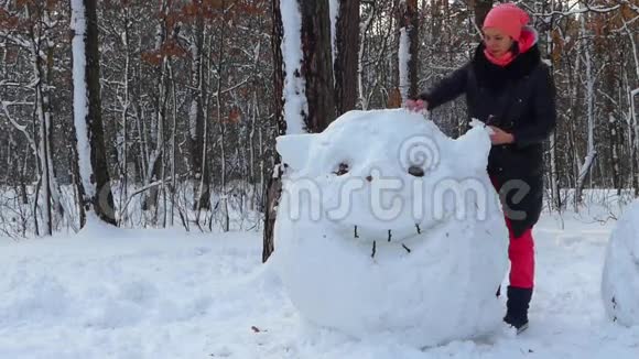 女孩完成了一个大头走出雪一个有趣的人物视频的预览图