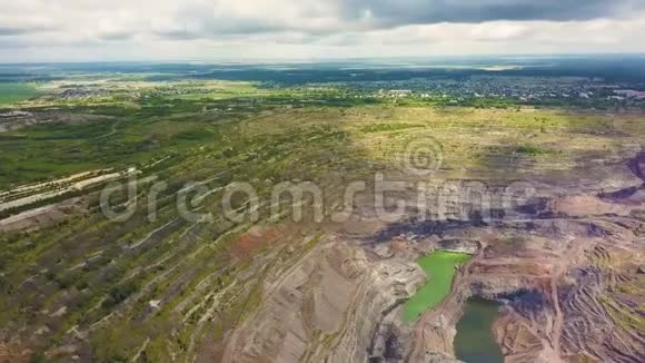 露天矿采石场的鸟瞰工业有大量机械在工作从上面看提取黄金视频的预览图