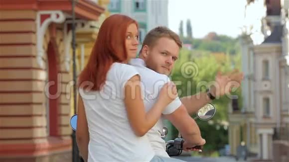 后景夫妇骑着摩托视频的预览图