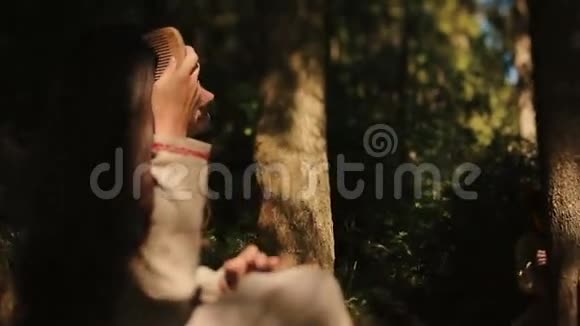 年轻的喀尔巴阡山乡下人在梳理她的辫子时监视美丽的森林仙女神奇的爱情故事视频的预览图