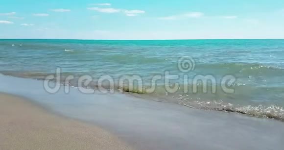 热带加勒比海海滩海蓝天下有金色的沙子有云度假放松和旅行视频的预览图