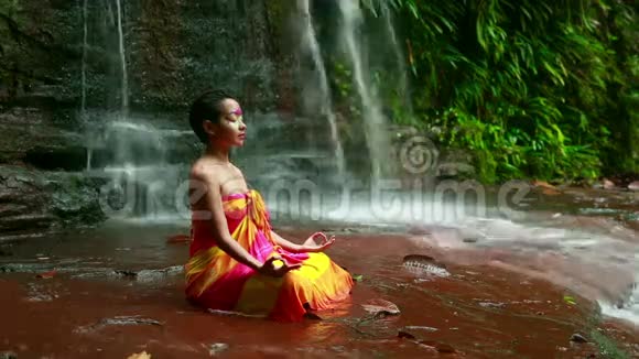婆罗洲热带雨林瀑布的面部绘画冥想视频的预览图