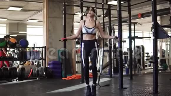 在健身房里跳过女子训练锻炼适合年轻女子跳绳视频的预览图