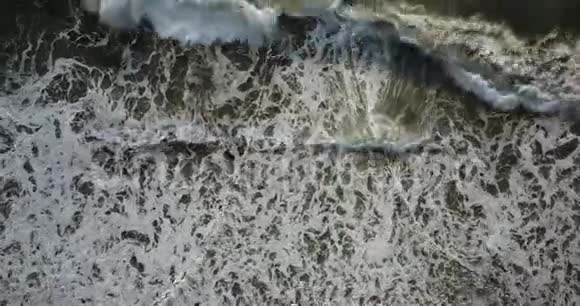 空中鸟瞰向下看海浪拍打下来视频的预览图
