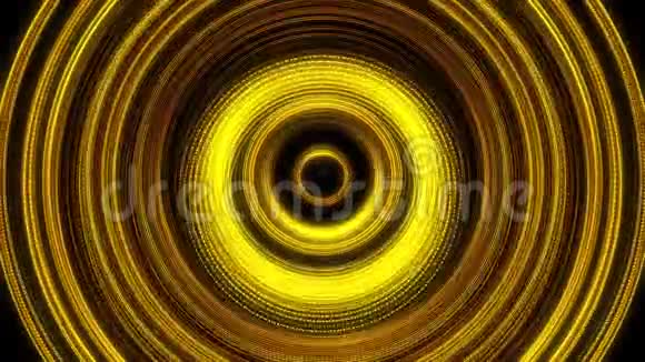 闪亮的金环在黑色背景上脉动运动无缝环动画抽象的黄色光芒视频的预览图