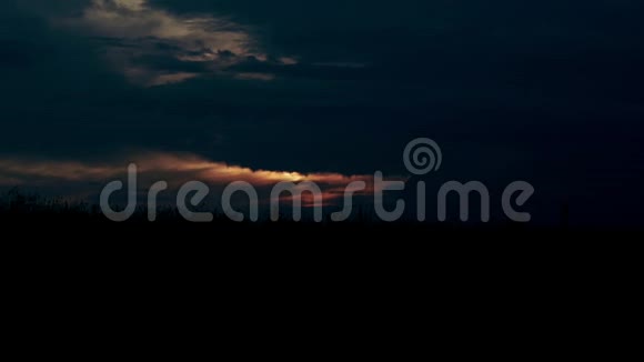 美丽的傍晚日落在背景多云的天空傍晚日落景观视频的预览图