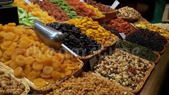 拉博奎利亚一个农贸市场的大型水果和坚果柜台巴塞罗那西班牙视频的预览图