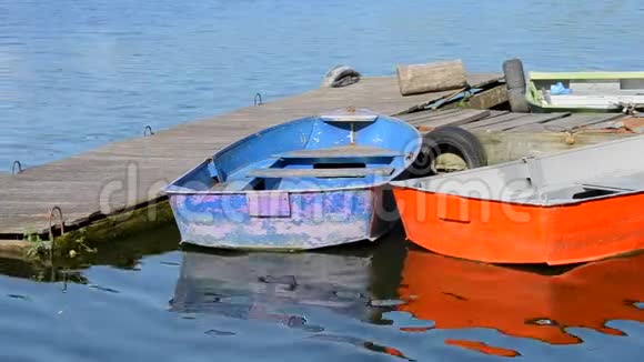 码头上几艘破旧破旧的不同颜色的船视频的预览图