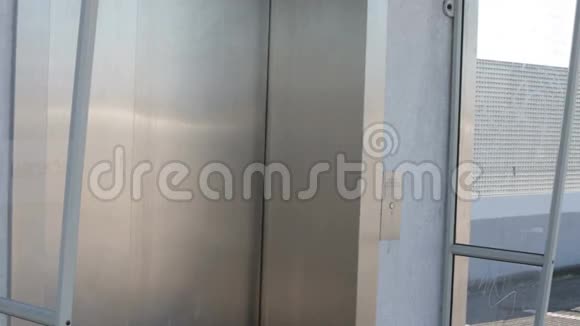 金发女人在电梯前等着走进来视频的预览图
