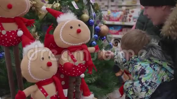 出售玩具和圣诞树直到圣诞节超市里的人在新年前购物圣诞礼物视频的预览图