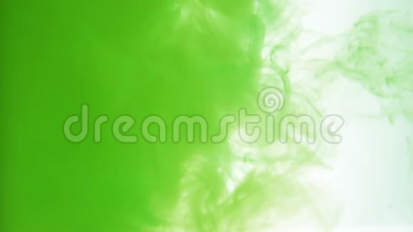 白色背景上的特写绿色墨水视频的预览图