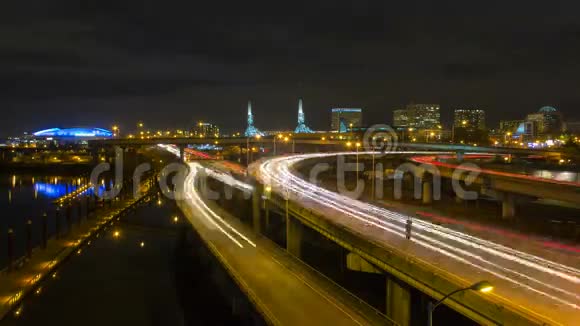 俄勒冈州波特兰市中心高速公路上长时间暴露的交通灯道在夜间4k时的时间间隔视频的预览图
