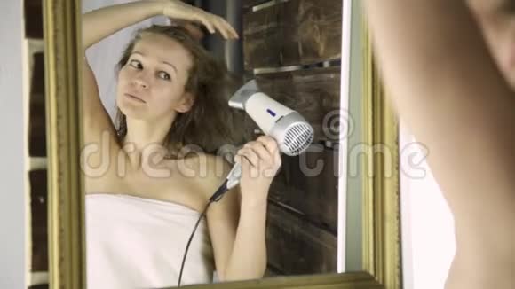 年轻女子在镜子前用毛巾擦干头发护肤和家庭水疗视频的预览图
