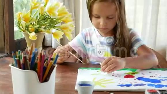 儿童艺术家画水彩画视频的预览图