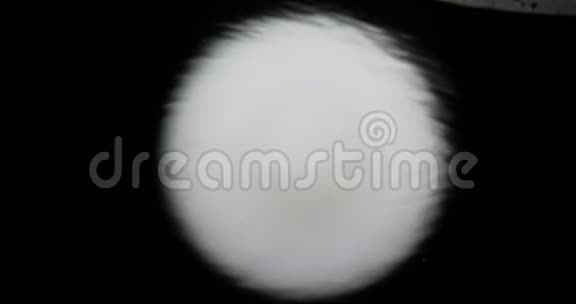 满月倒映在水中诺曼底视频的预览图