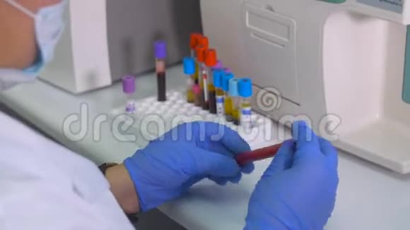 实验室技师操作试管使用现代化医疗设备在实验室检测血样视频的预览图