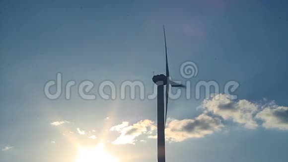 日落时的风力发电机视频的预览图