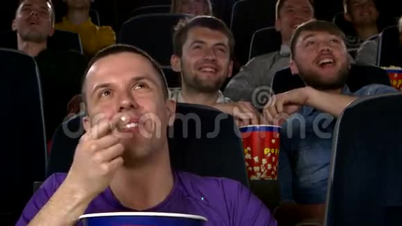 年轻人在电影院看电影喜剧关闭视频的预览图