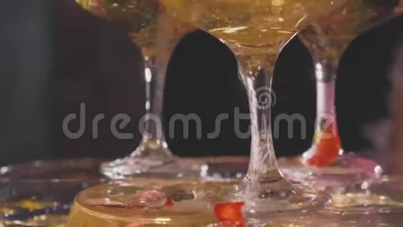 服务员慢镜头在金字塔的酒杯里倒香槟特写视频的预览图