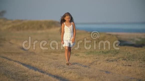 小女孩走在海边视频的预览图