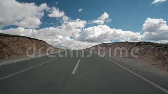 车辆在多云天气下沿乡村道路行驶视频的预览图