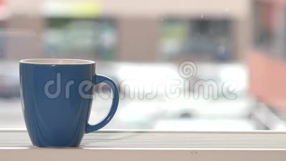 女性手拿杯子和热茶咖啡室外雪花视频的预览图