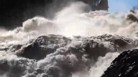 狂野的瀑布向下倾斜视频的预览图