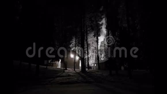 TIMELAPSE神奇的冬季之夜在立陶宛古达西亚格雷达西亚伊木有吸烟烟囱的房子4k视频的预览图