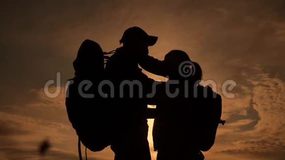 幸福的家庭游客剪影在日落拥抱接吻团队合作旅游概念男女夫妻生活方式视频的预览图