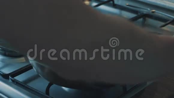 有人往锅里倒油把鸡蛋打碎然后他们就煎了视频的预览图