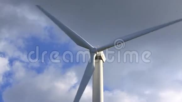 日落时的风力发电机视频的预览图