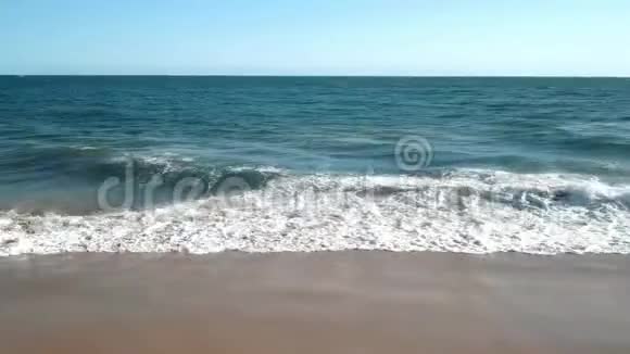 夏日的海浪在温暖的加利福尼亚海滩上拍打视频的预览图