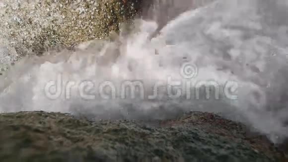 水流在石头之间特写视频的预览图