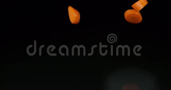 胡萝卜胡萝卜黑背景下的蔬菜视频的预览图