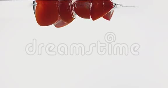 红番茄茄果落在水中的中的果实视频的预览图