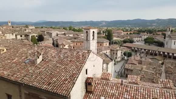 古比奥意大利最美丽的小镇之一从上广场俯瞰村庄视频的预览图