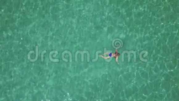 从高处看清澈大海中游泳的女人视频的预览图