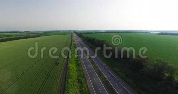 田野之间的路在夏天间接射击视频的预览图