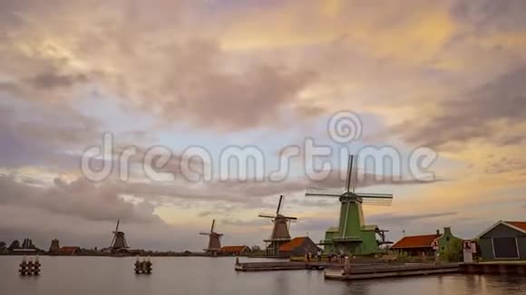 典型荷兰风车的时间推移视频的预览图