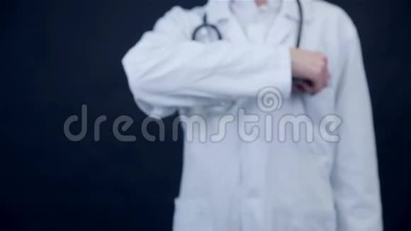 无法辨认的医生给药包装好的视频的预览图