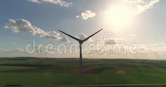日落背景下的风力发电机傍晚日落背景下的风力发电机空中视频的预览图