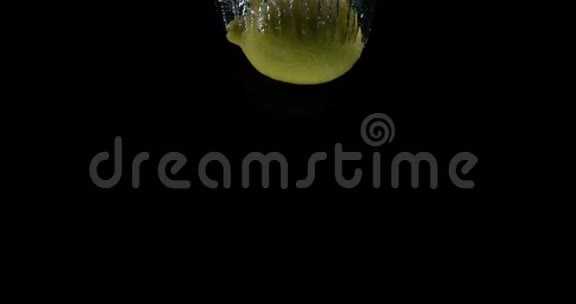 黄色柠檬柑橘柠檬黑背景下的水果落入水中视频的预览图