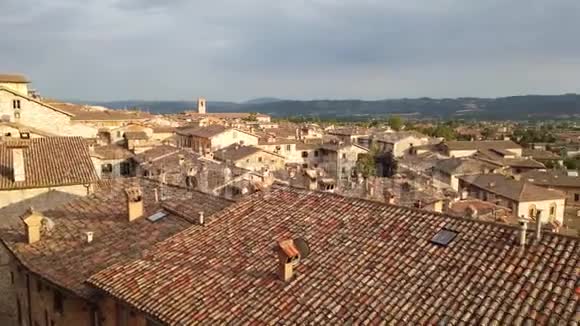 古比奥意大利最美丽的小镇之一从上广场俯瞰村庄视频的预览图