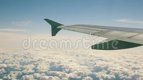 飞机飞过云层从窗口到天空和飞机机翼的视图视频的预览图