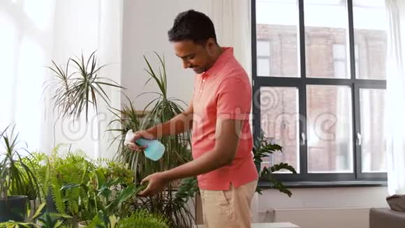 印度男人在家里用水喷洒植物视频的预览图